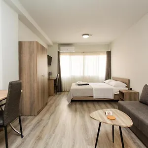 Apartament John, Salonic
